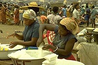 Girls sell cassava flour at roadside market, Nigeria.<br>© Piero Tartagni/IFAD Girls sell cassava flour at roadside market, Nigeria. Photo: Piero Tartagni/IFAD